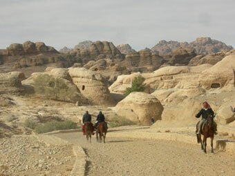 Дорога ко входу в ущелье. Петра близко. Клик - увеличить фото Дорога в Петру. Иордания, фото