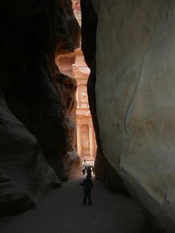 После долгого пути по ущелью впереди что-то показалось Петра. После долгого пути по ущелью впереди что-то показалось. Иордания, фото