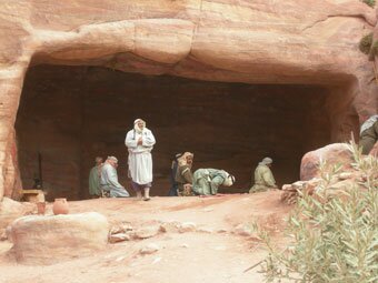 В одной из пещер Петры местные работники потихоньку совершают намаз. Иордания, фото