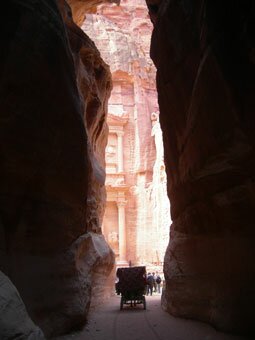 Идем по ущелью. Впереди что-то большое и красивое Петра. Идем по ущелью. Впереди что-то большое и красивое. Иордания, фото